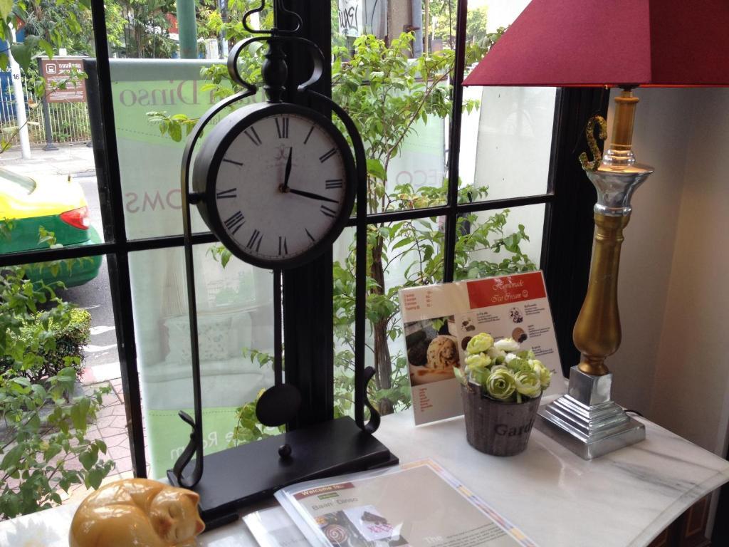 Baan Dinso Hostel@Ratchadamnoen Bangkok Exterior photo